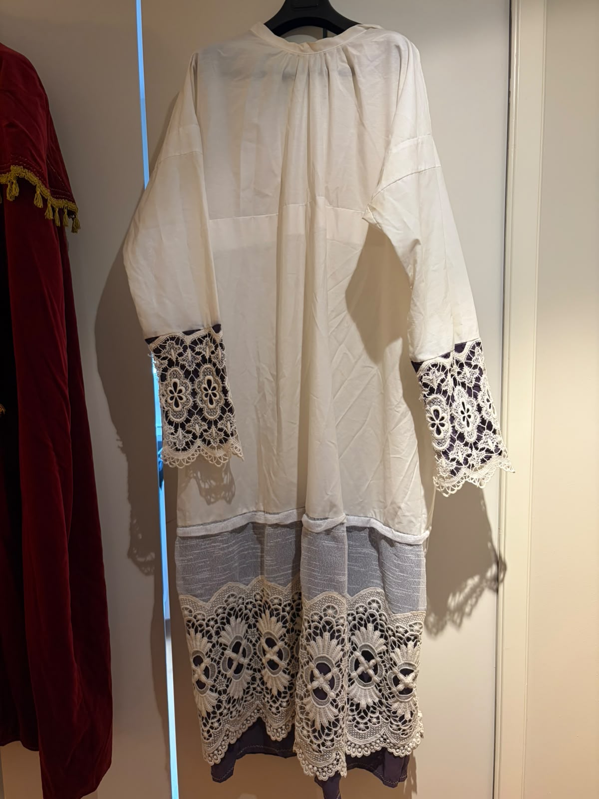 Witte albe/onderjurk met versierde mouwen en zoom